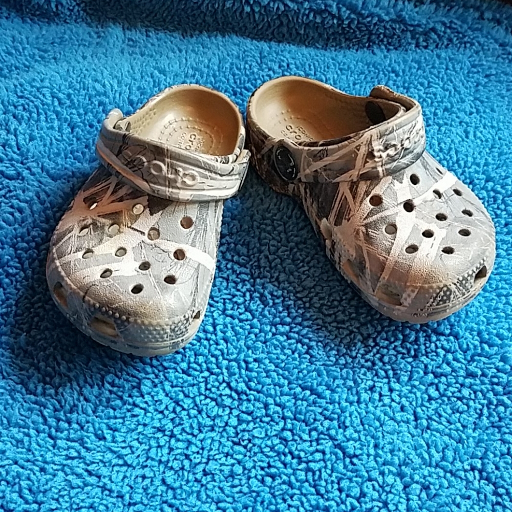 🐊camo crocs